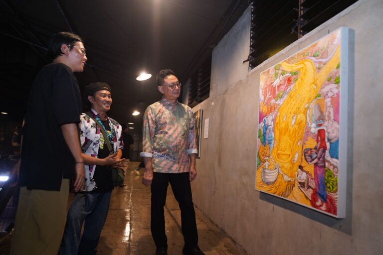 "Pontianak Biennale 2026 resmi dibuka dengan melibatkan 41 seniman dunia; Wali Kota Edi Kamtono soroti isu karhutla dan gandeng seniman rancang museum SDN 14."