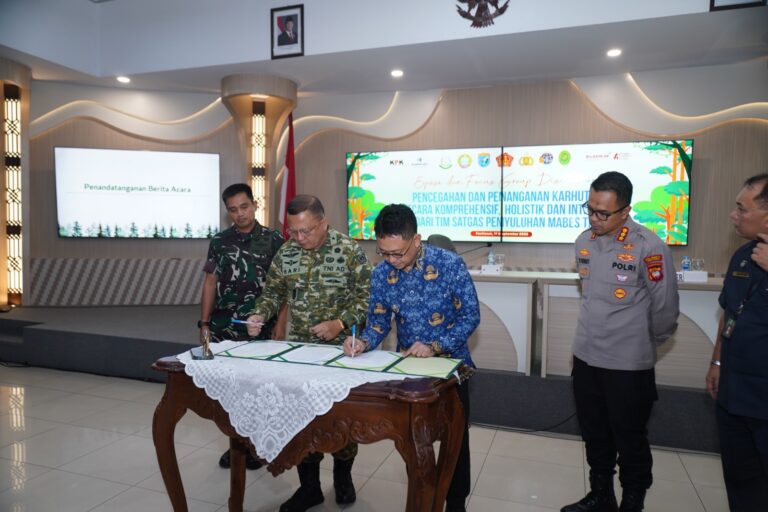 "Satgas Mabes TNI dan Pemkot Pontianak desak warga ubah pola kelola lahan ramah lingkungan demi cegah karhutla dan lindungi 30 persen gambut dari kebakaran."