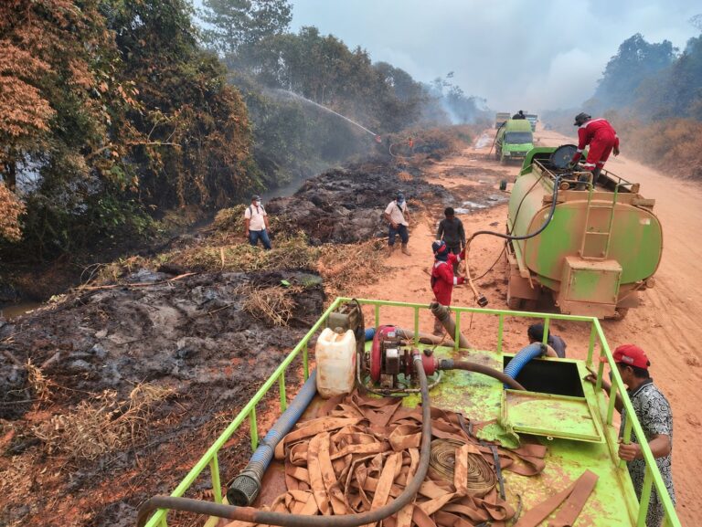 "PT Mayawana Persada dan PT Jalin Vaneo bersinergi bangun sekat bakar dan kerahkan truk tangki untuk cegah rambatan karhutla di perbatasan konsesi Ketapang."