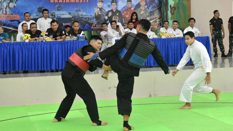 Dua pesilat saling beradu tanding dan melancarkan serangan dalam Kejuaraan Pencak Silat Danyon Parako 466 Pasgat Cup 2026. (Dok. HO/Nusantara Post)