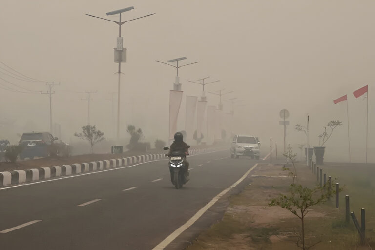 "Dikepung kabut asap tebal dengan kualitas udara berbahaya, warga Palangka Raya keluhkan antrean panjang BBM bersubsidi di SPBU hingga berjam-jam."