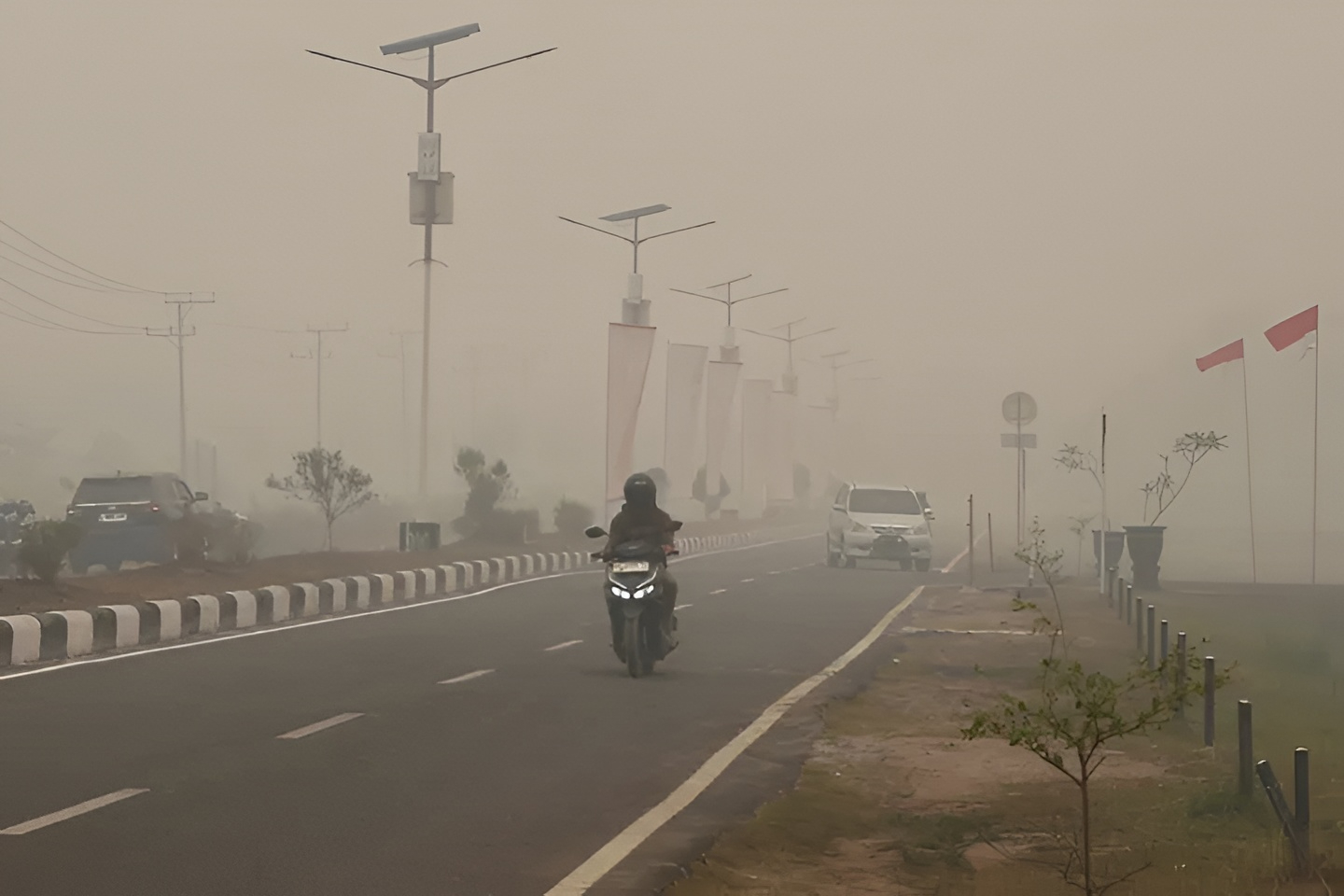 Dikepung Kabut Asap, Warga Palangka Raya Mengular Berjam-Jam Beli BBM Bersubsidi