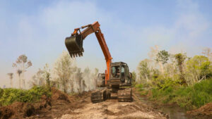 Alat berat ekskavator sedang menggali tanah untuk membuat sekat bakar karhutla di Jambi. (Dok. BPBD Jambi)