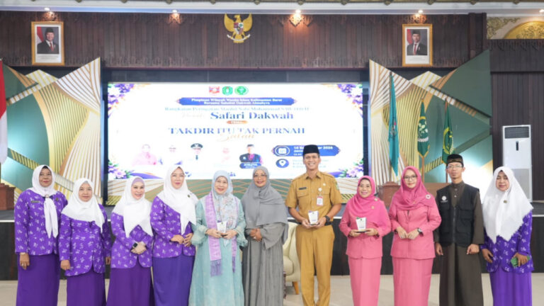 Ketua TP PKK Kalbar Erlina Ria Norsan dan Ustazah Dewi Yul berfoto bersama pengurus organisasi wanita saat Peringatan Maulid Nabi di Pendopo Gubernur Kalbar. (Dok. HO/Nusantara Post)