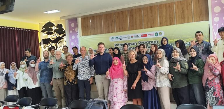 "Fakultas Kehutanan Untan bersama konsorsium perguruan tinggi Belanda dan Tropenbos tutup program ComPeat, kembangkan komoditas ramah gambut alternatif sawit di Ketapang."