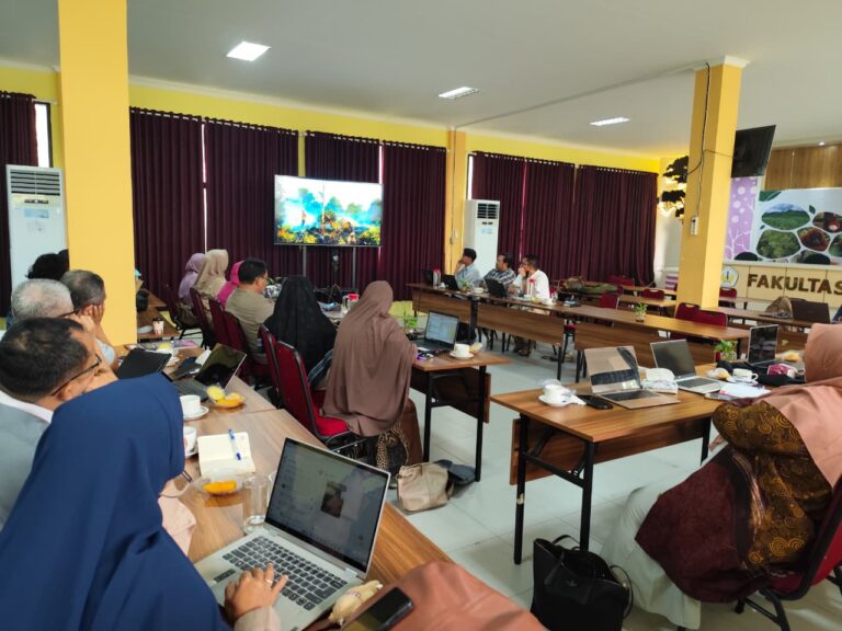 "Fahutan Untan dan PT HKI perpanjang kerja sama 5 tahun untuk restorasi ekosistem konsesi pasca-karhutla; fokus pada buffer zone dan tanam pohon endemik non-sawit."