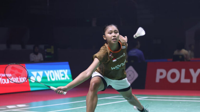 Dalila Aghnia Puteri menjangkau kok saat bertanding di babak 32 besar POLYTRON Pontianak Indonesia Masters 2026. (Dok. HO/NusantaraPost)