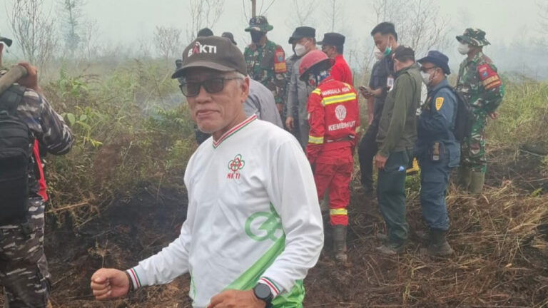 Ketua BPD Gapensi Kalbar Mei Purwowidodo meninjau lokasi kebakaran lahan bersama tim gabungan. (Dok. HO/Nusantara Post)