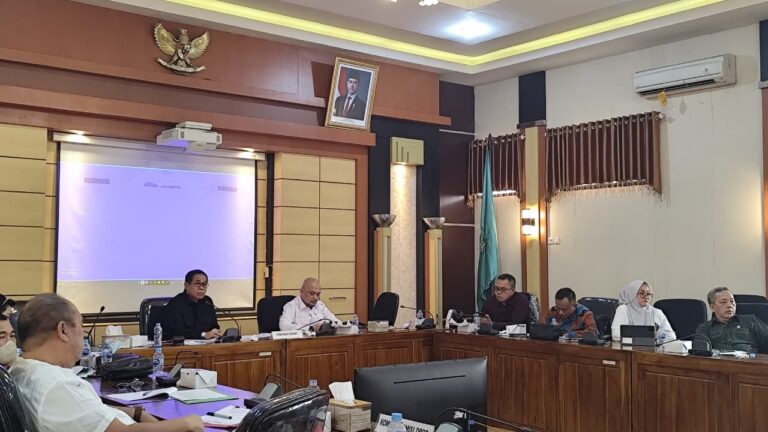"DPRD Kalbar gelar RDPU karhutla, cecar pihak eksekutif terkait transparansi rincian alokasi anggaran penanganan bencana senilai total Rp60 miliar."