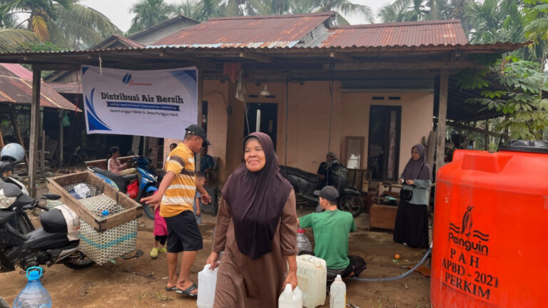 Warga Desa Punggur membawa jeriken berisi bantuan air bersih yang disalurkan Perkumpulan Gemawan di Kabupaten Kubu Raya. (Dok. Gemawan)