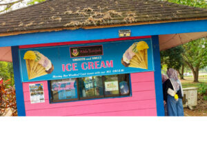 Gerai es krim tempatan berwarna merah muda dan biru di kawasan wisata Santubong. (Dok. Gusti Hardiansyah)