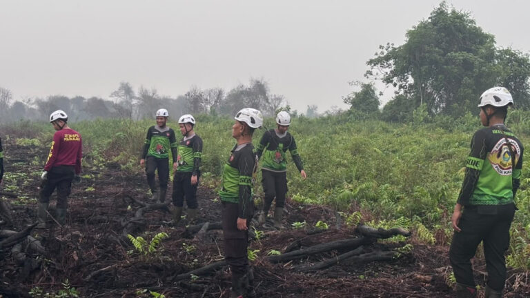 Personel Ditsamapta Polda Kalbar melakukan verifikasi lapangan dan pemantauan lahan rawan karhutla di Sungai Raya Kubu Raya. (Dok. HO/Nusantara Post)