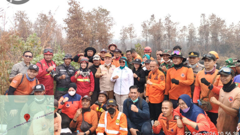 Gubernur Kalbar Ria Norsan dan Wakapolres Ketapang Kompol Hoerrudin foto bersama tim pemadam karhutla di Desa Sungai Pelang. (Dok. HO/Nusantara Post)