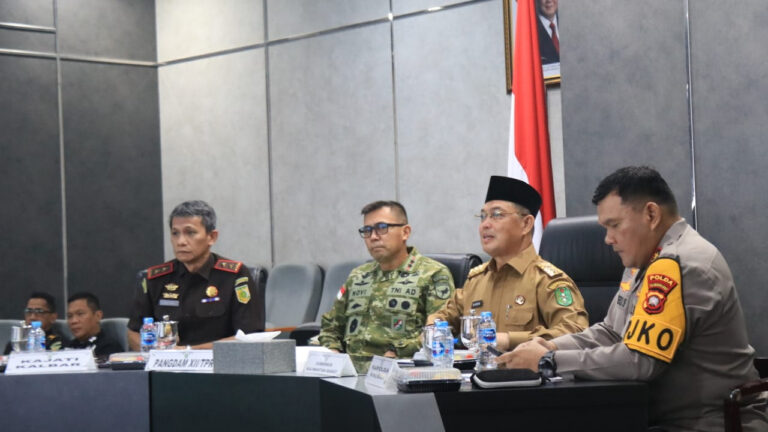Gubernur Kalbar Ria Norsan bersama jajaran Forkopimda mengikuti Rapat Koordinasi Penanganan Karhutla secara hybrid di Data Analytic Room. (Dok. HO/Nusantara Post)