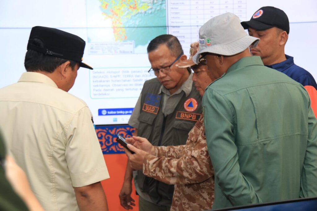 Pantau Pusdalops BPBD, Gubernur Ria Norsan Instruksikan Penanganan Karhutla Satu Komando