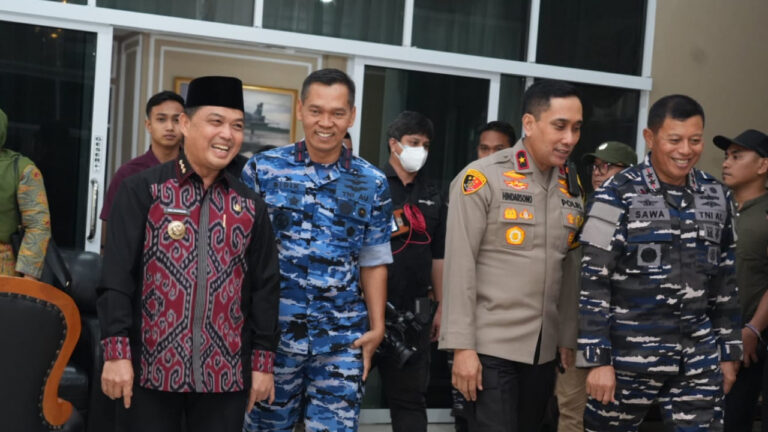Gubernur Kalbar Ria Norsan berjalan berdampingan dengan jajaran perwira TNI dan Polri di Lanud Supadio. (Dok. HO/Nusantara Post)