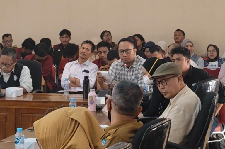 "Dalam RDPU di DPRD Kalbar, Link-AR Borneo soroti ketimpangan penguasaan konsesi korporasi sebagai akar karhutla dan mendesak penetapan status bencana nasional."