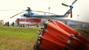 Helikopter water bombing BNPB terparkir di landasan lengkap dengan kantong Bambi Bucket di bagian depan. (Dok. BPBD Jambi)