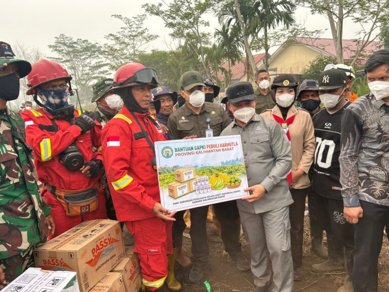 "HKTI Kalbar bersama Baznas dan Pramuka salurkan logistik pangan, masker, serta bantu padamkan titik api karhutla di Sungai Raya dan Rasau Jaya Kubu Raya."
