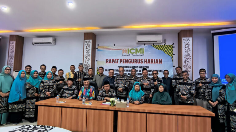 Pengurus ICMI Organisasi Wilayah Kalimantan Barat foto bersama dalam rapat pengurus harian. (Dok. HO/Nusantara Post)
