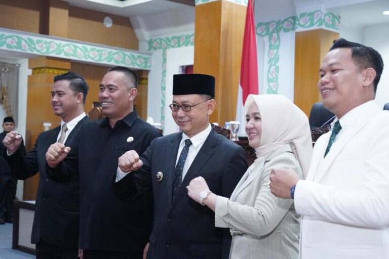 "Pemkot dan DPRD Pontianak sepakati Perubahan APBD 2026 sebesar Rp2,156 triliun; fokus pergeseran anggaran untuk penambahan BTT karhutla dan antisipasi cuaca ekstrem."