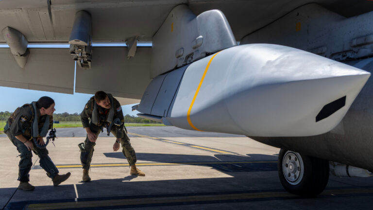 Personel RAAF memeriksa pemasangan rudal AGM-158C LRASM di pylon bawah sayap pesawat. (Dok. X/@commandante_)