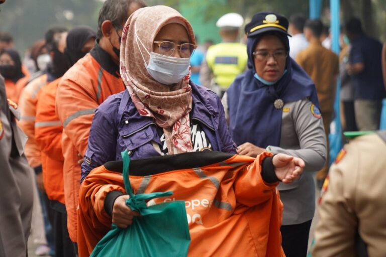 "Kabut asap karhutla selimuti Pontianak, 1.000 paket sembako dan 10 ribu liter air bersih dibagikan ke driver ojol di Alun Kapuas, faskes disiagakan."