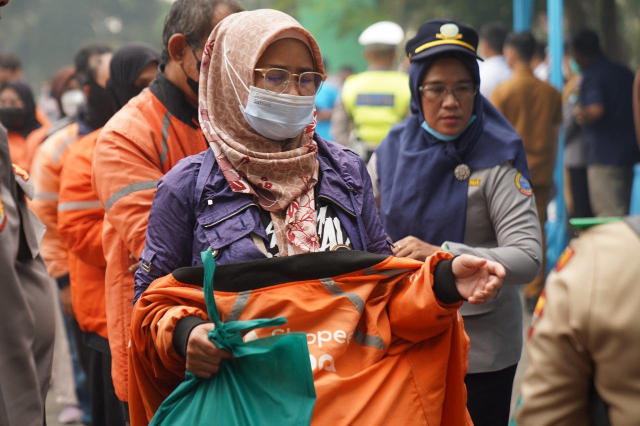 Kabut Asap Selimuti Pontianak, 1.000 Paket Sembako Dibagikan ke Driver Ojol