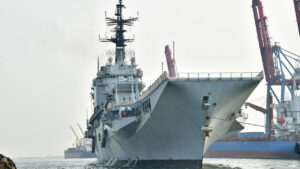Kapal induk KRI Sriwijaya eks-ITS Giuseppe Garibaldi bersandar di pelabuhan. (Dok. X/Defence-Technology Dudes)