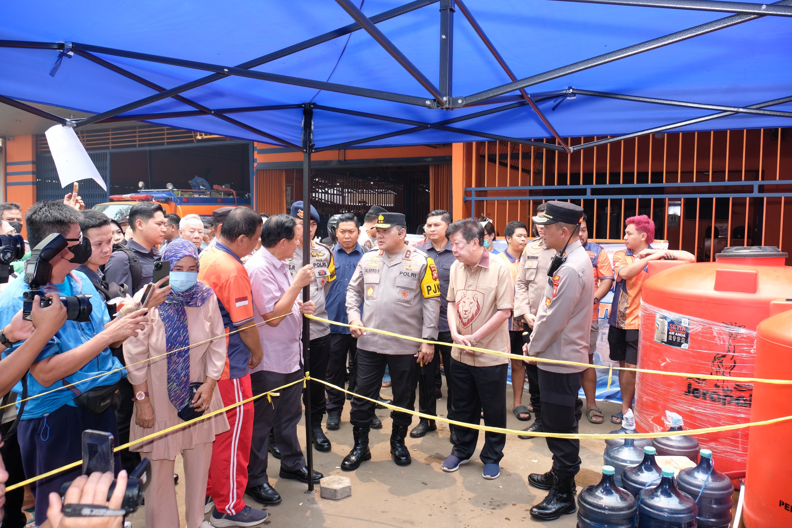 Atasi Krisis Musim Kemarau, Polda Kalbar Salurkan Air Bersih untuk Warga Pontianak