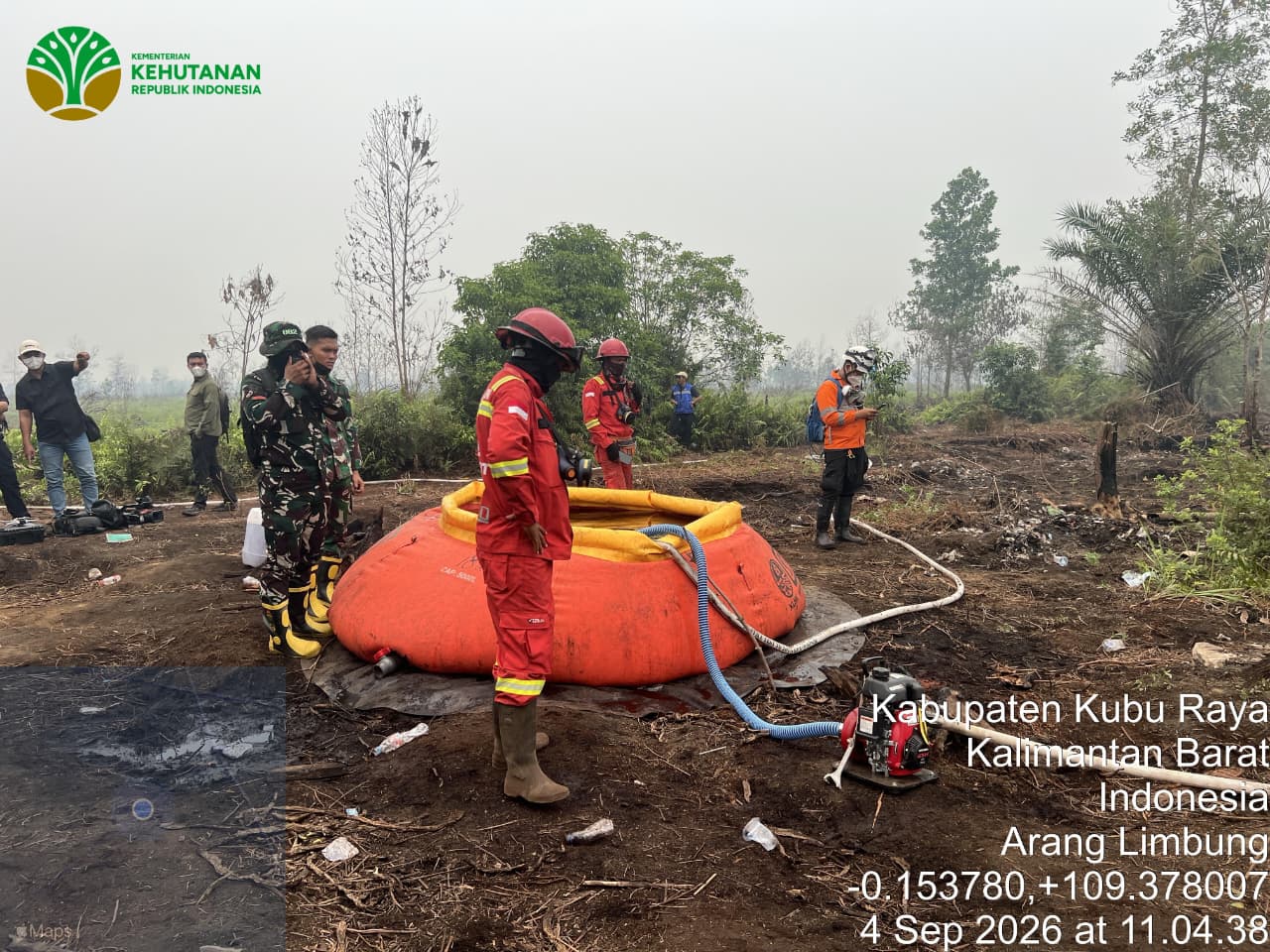 Sejumlah personel gabungan terus berjibaku memadamkan api yang membakar lahan di Kota Singkawang.