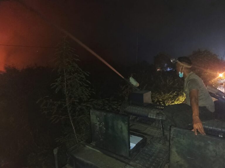 "Karhutla di Lintang Batang Sungai Ambawang hanguskan rumah warga dan nyaris capai SPBU, Bupati dan Kapolres Kubu Raya turun langsung padamkan api."