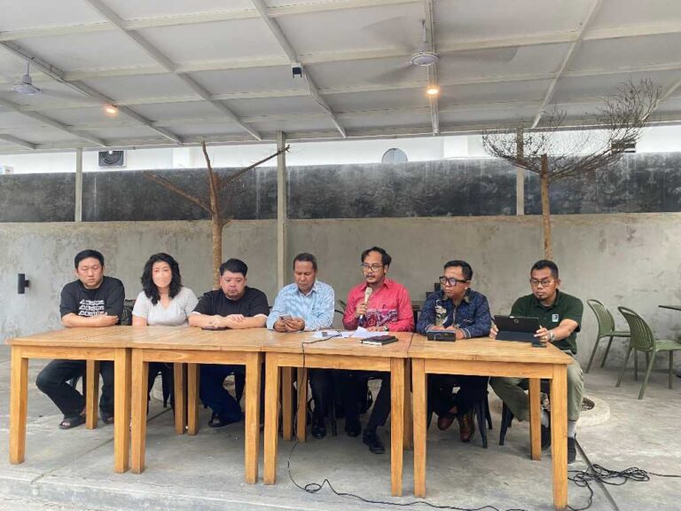 "Pasien cuci darah somasi RSUD AWS Samarinda dan tuntut ganti rugi Rp5 miliar usai kawat guidewire patah tertinggal di jantung; kasus dilaporkan ke MDKI Kemenkes."