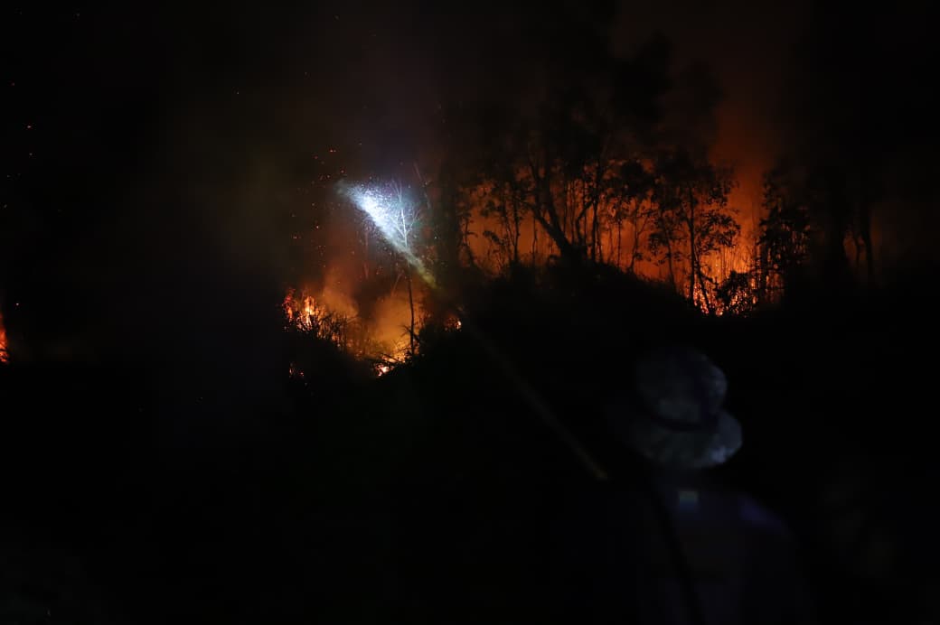 "Kebakaran lahan hanguskan empat titik di Sematang Borang Palembang; BPBD kerahkan 75 personel dan hadapi kendala krisis pasokan air akibat musim kering."
