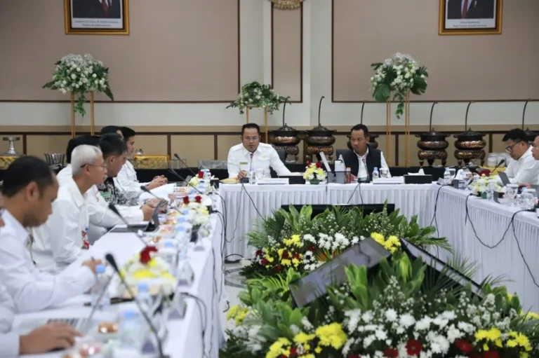 "Pemprov Kaltim targetkan 100 persen desa berlistrik PLN pada akhir 2027, menuntaskan sambungan jaringan transmisi pada 72 desa yang tersebar di enam kabupaten."