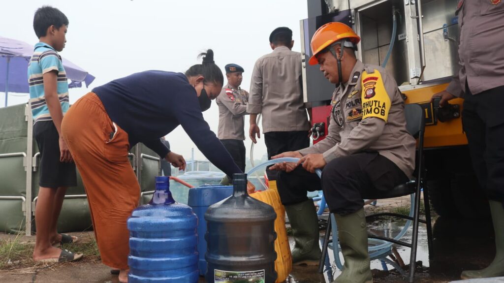 Kemarau dan Karhutla Mengeringkan Sumur Warga, Brimob Salurkan 11.000 Liter Air di Kubu Raya