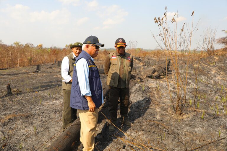 "Tinjau Bukit Tengkorak di Sepaku, Kepala BNPB Suharyanto tegaskan pemadaman karhutla IKN merupakan prioritas atas arahan langsung Presiden Prabowo Subianto."