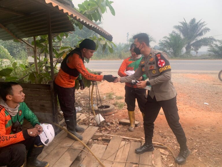 "Subsatgas Dokkes Polda Kalbar berikan layanan medis darurat bagi warga terdampak kabut asap serta periksa kesehatan petugas karhutla di Lintang Batang Kubu Raya."