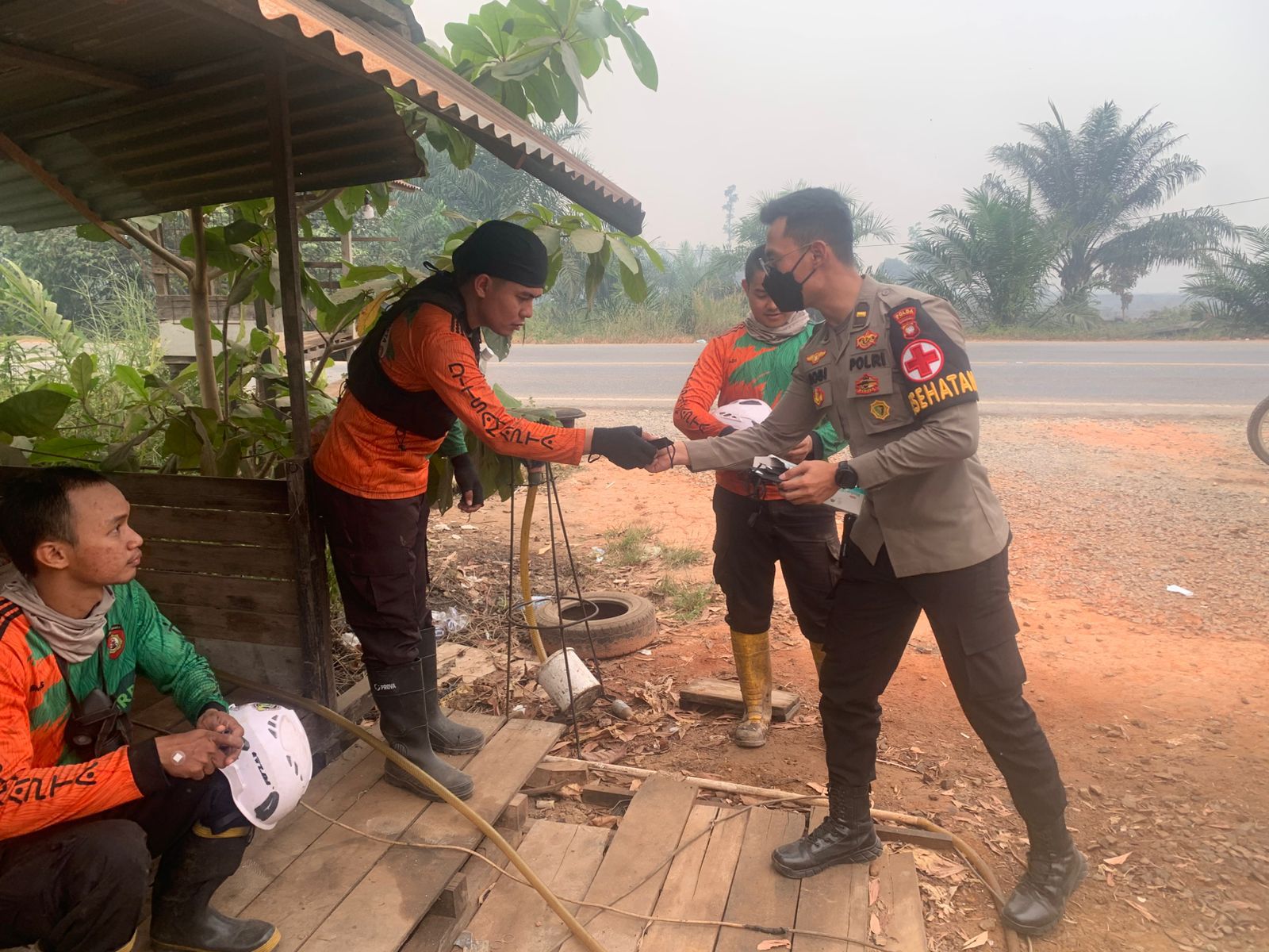 Kepungan Asap Karhutla Kubu Raya, Dokkes Polda Kalbar Beri Layanan Medis Warga