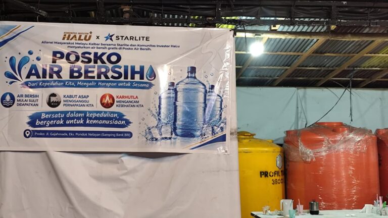 "Kesultanan Kadriah dan Aliansi Melayu buka posko darurat di Jalan Gajah Mada Pontianak, bagikan air bersih gratis dan masker atasi krisis kabut asap karhutla."