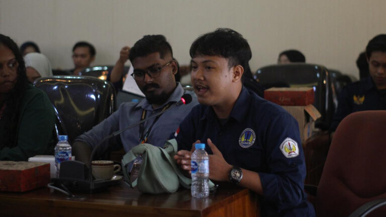 Ketua PRISMA Mempawah Riko Muharandi berbicara menggunakan mikrofon dalam forum diskusi. (Dok. Riko Muharandi)
