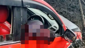Kondisi pengemudi lajuran Aris Sanda di dalam kabin mobil merah usai ditembak OPM. (Dok. Facebook/IK2S)