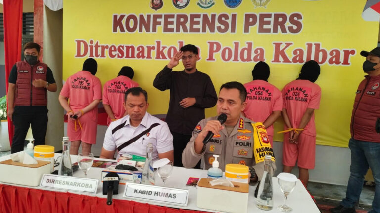 Kabid Humas Polda Kalbar Kombes Pol Bambang Suharyono dan Dirresnarkoba Kombes Pol Prasetiyo Adhi Wibowo memimpin konferensi pers pengungkapan jaringan narkoba. (Dok. Nusantara Post/Hendrawan)