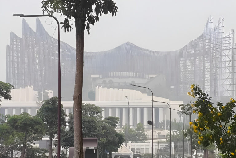 "Kualitas udara di IKN, PPU, dan Kutai Barat memburuk imbas asap karhutla. Siswa di Sepaku mulai PJJ daring dan warga diimbau wajib kenakan masker."