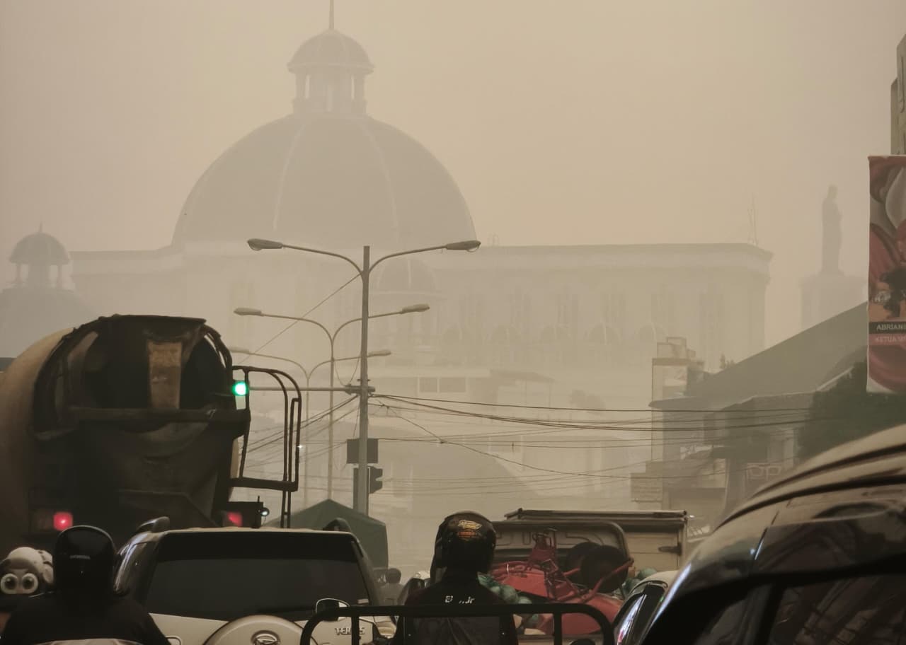 Kabut Pekat Menyelubungi Pontianak Sore Ini, Kualitas Udara Pontianak Tembus Kategori Berbahaya