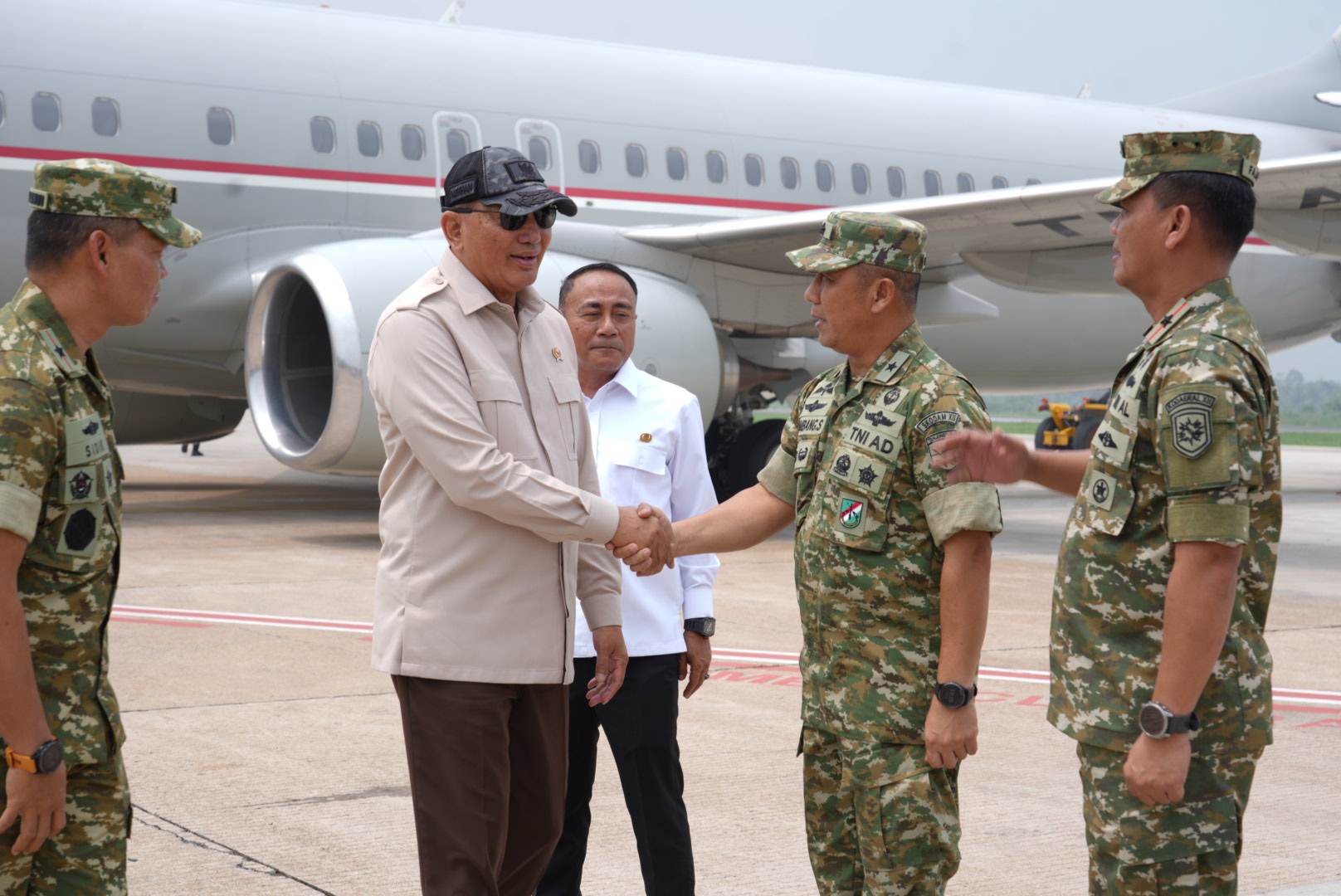 Kunjungan Menhan Sjafrie Sjamsoeddin ke Kalbar, Anugerahi Personel Militer Jepang Satyalancana