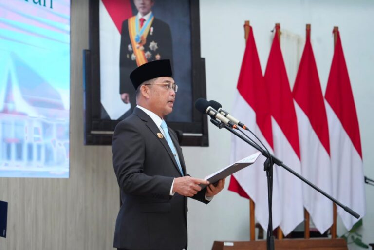 "Gubernur Kalbar Ria Norsan lantik Hendra sebagai Pj Sekda; instruksikan percepatan penanganan karhutla di Ketapang dan jaminan pasokan air bersih bagi warga."