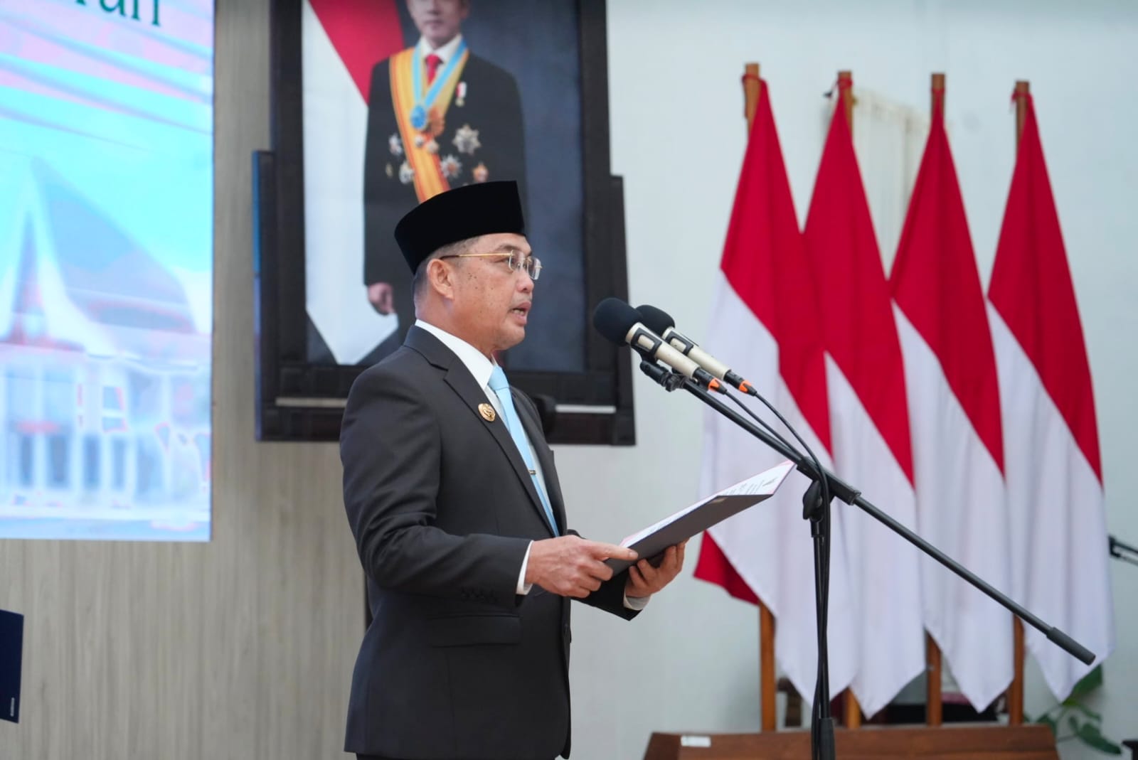 Lantik Hendra Jadi Pj Sekda Kalbar, Ria Norsan Instruksikan Fokus Tangani Karhutla