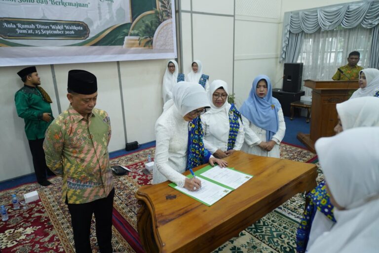 "Wali Kota Edi Rusdi Kamtono lantik pengurus PC BKMT tiga kecamatan di Pontianak; dorong majelis taklim perkuat peran keagamaan dan pemberdayaan perempuan."