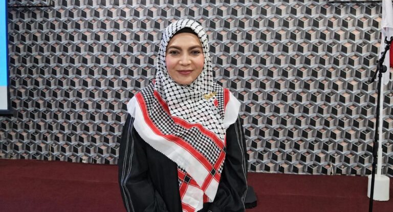 "Abdul Rohman lapor dugaan pembakaran lahan di Desa Pasir yang menyeret oknum anggota DPRD Mempawah; kini mengaku diteror dan serahkan rekaman bukti ke polisi."